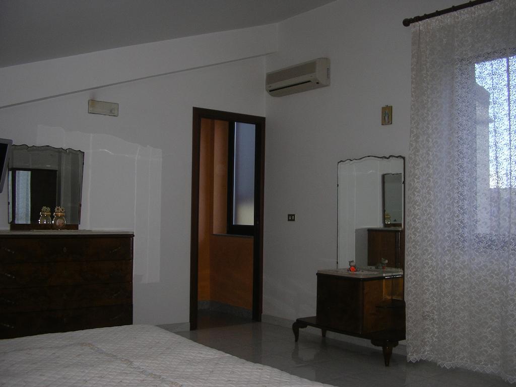 Terrazza Sul Mare Apartment Gioiosa Marea Ruang foto